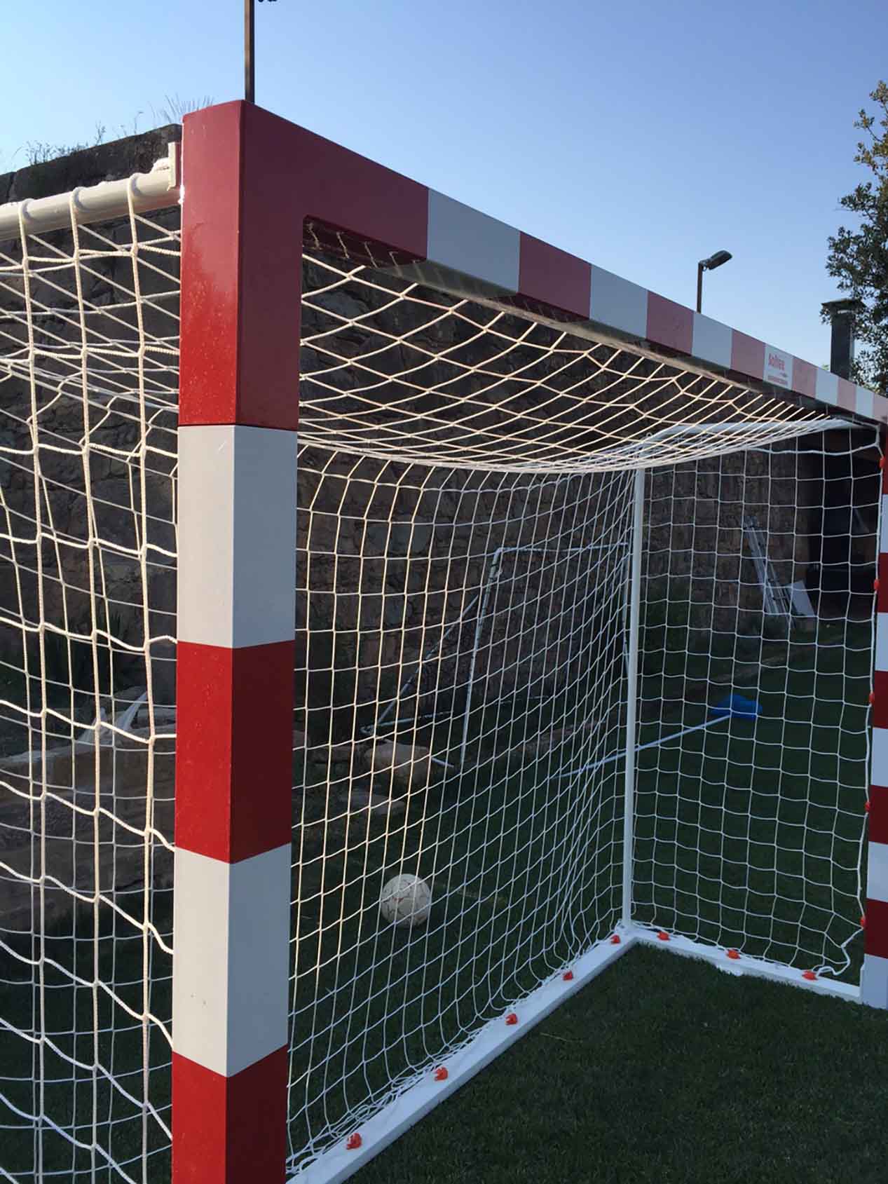 JGO PORTERÍAS F.SALA/BALONMANO METÁLICAS TRASLADABLES 80X80MM CON BASE 80X40MM - Imagen 3