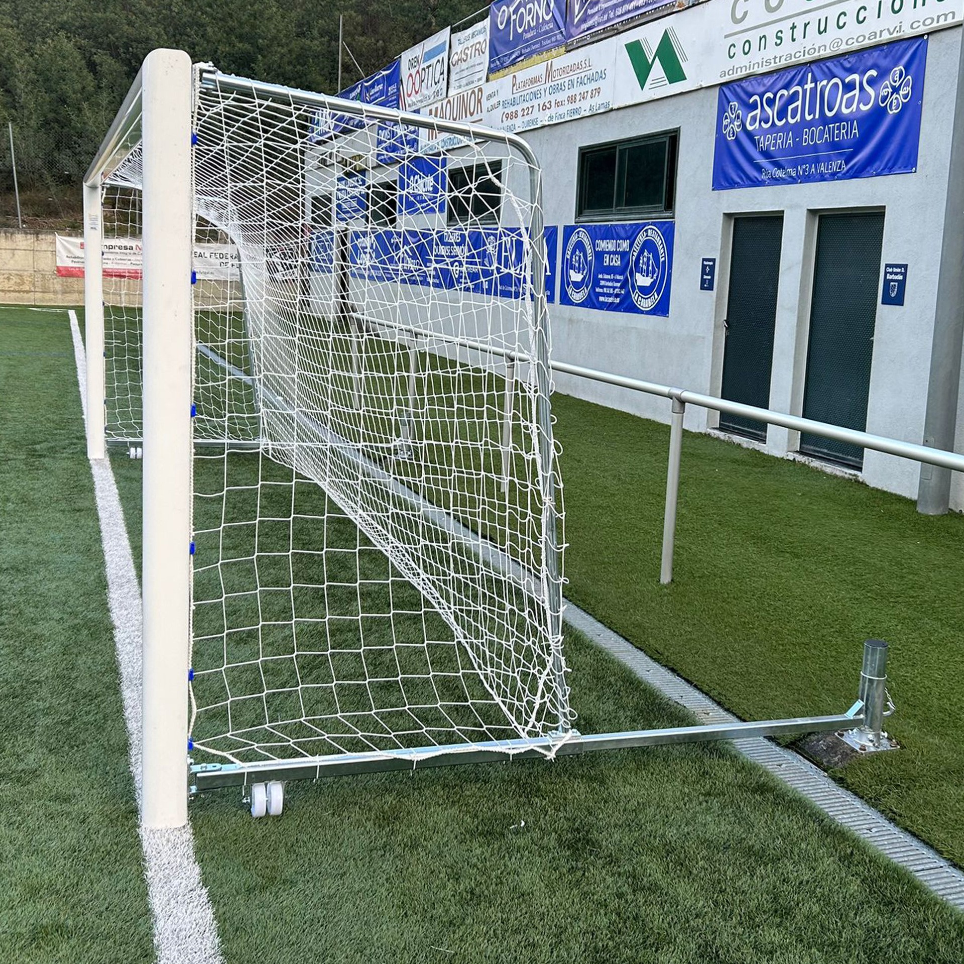 JUEGO PORTERÍAS ALUMINIO FÚTBOL 7 90 MM ABATIBLES CON ARQUILLOS CINCADOS - Imagen 5