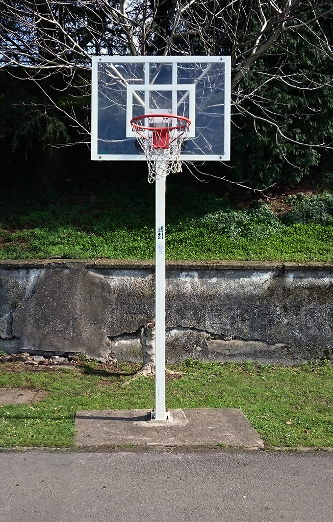 JUEGO DE 2 CANASTAS MINIBASKET DELUXE MONOTUBO TUBO 100 FIJAS CON BASE PARA ANCLAJE -SIN TABLERO NI ARO- - Imagen 2