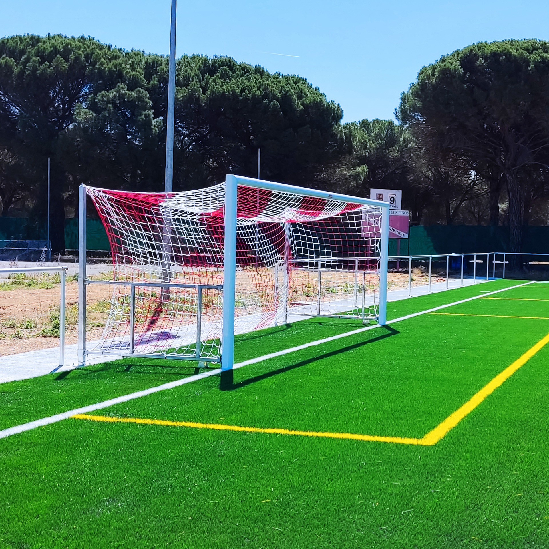 JUEGO PORTERÍAS ALUMINIO FÚTBOL 7  120X100 MM ABATIBLES CON ARQUILLOS GALVANIZADOS EN CALIENTE - Imagen 5