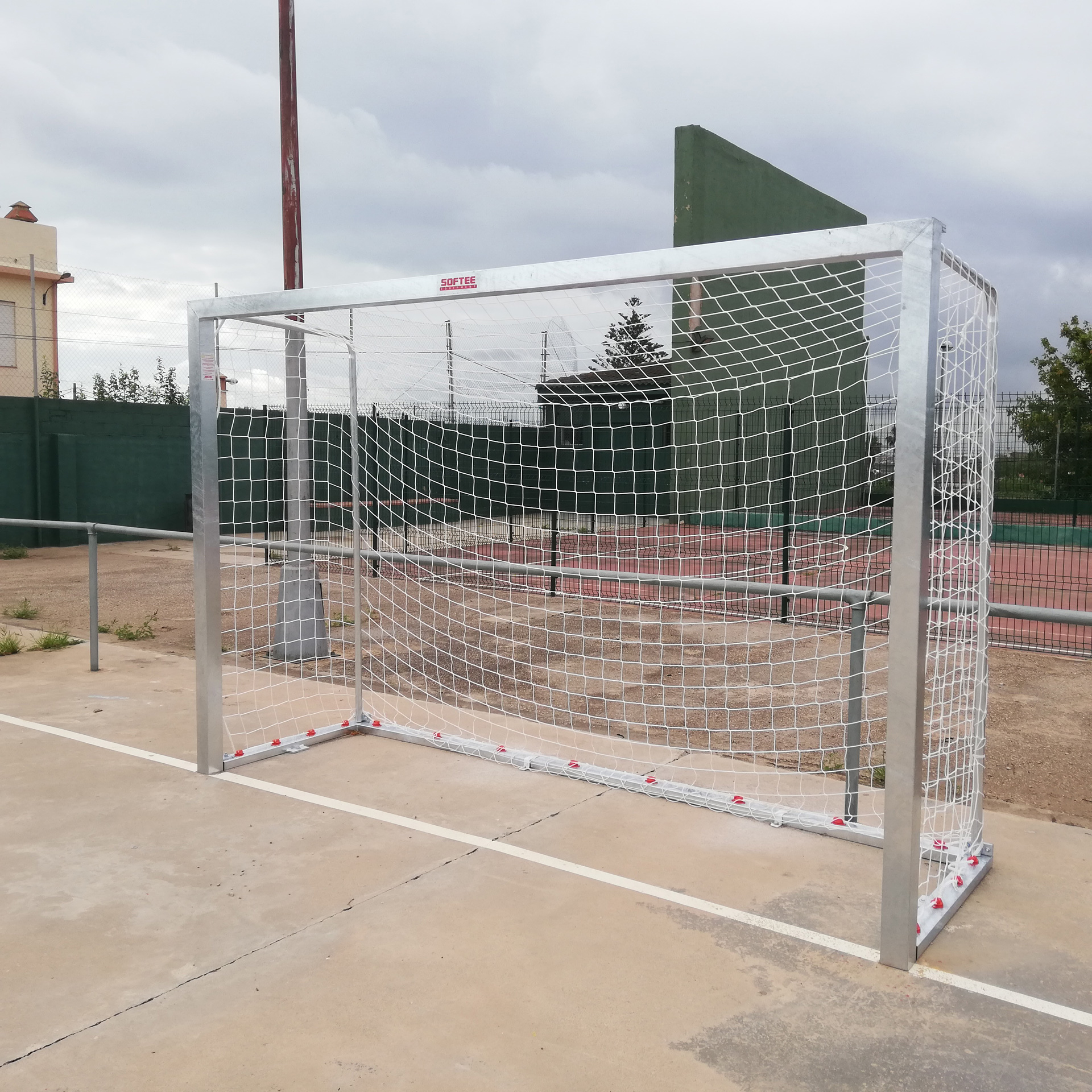 JUEGO PORTERÍAS GALVANIZADAS FÚTBOL SALA/BALONMANO METÁLICAS TRASLADABLES 80X80MM CON BASE 80X40MM - Imagen 8